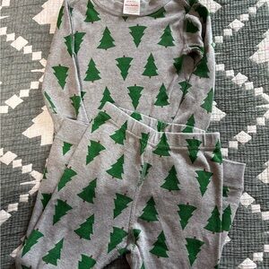 Hanna Andersson Gray Pajama Set with Green Trees